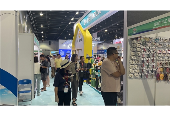 玛莉洋参加2023义乌宠物展